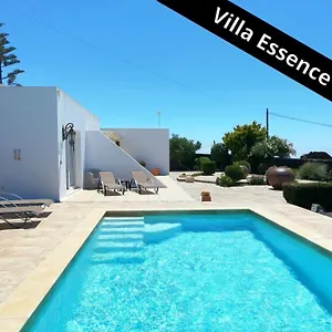Essence: Detached Retreat With Heated Pool And Stunning Views Villa